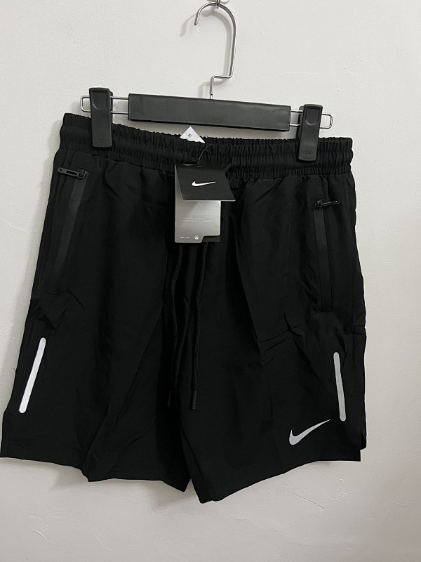 耐克拉链口袋短裤 In stock detail view 2