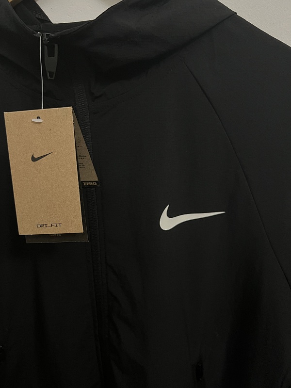 耐克防泼水外套 In stock detail view 18