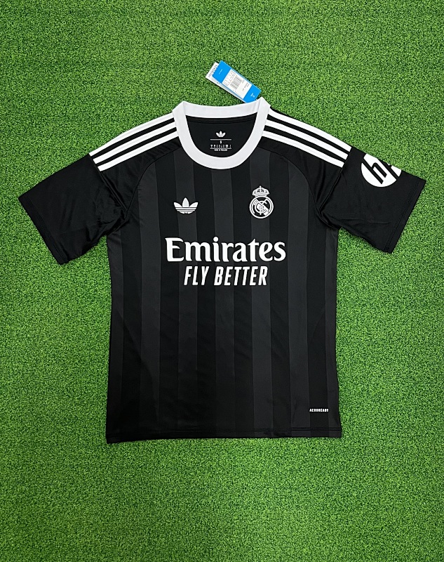 Real Madrid Goalkeeper Soccer Jersey 2025/26 product detail